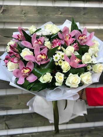 Букет цветов из: Розы и Хризантемы в Сколково