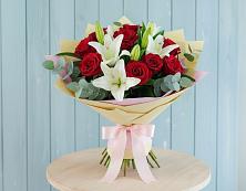 Букет цветов из:  Лилии и Розы в Сколково