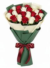 Букет Микс из красных и белых роз в Сколково
