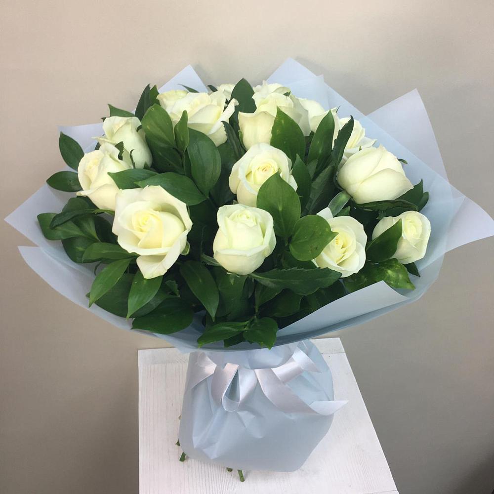 Букет 15 Белых роз Проуд в Сколково
