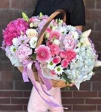 Композиция солнечный день в Сколково Цветочная композиция из Розы, Хризантемы, Пионы и Лизиантусы в корзине в Сколково
