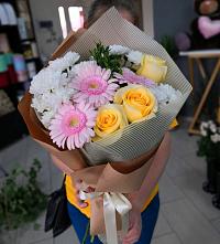 Букет цветов из:  Герберы, Розы и Хризантемы в Сколково