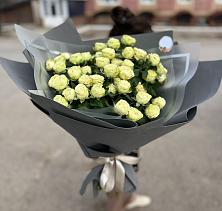 Букет Белые кустовые розы Солинеро в Сколково