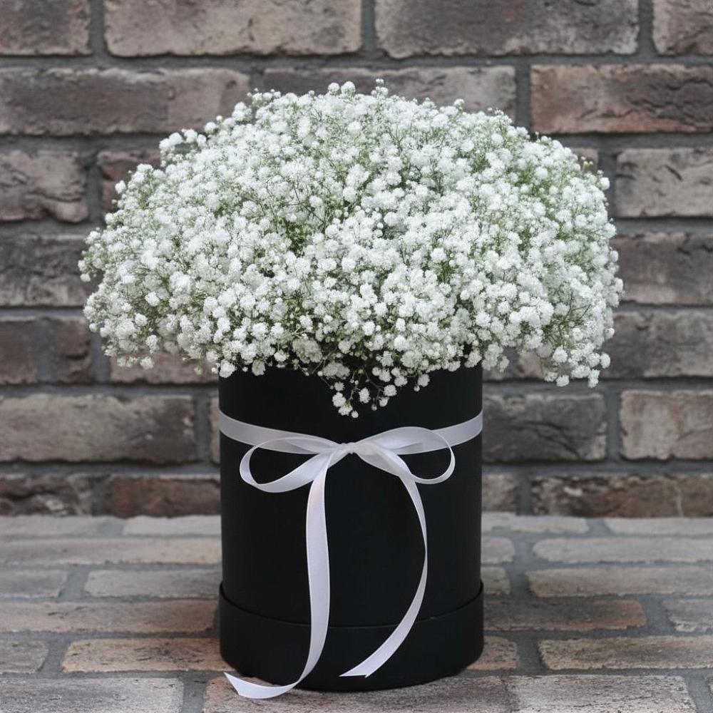 Цветочная композиция из Гипсофила в шляпной коробке в Сколково