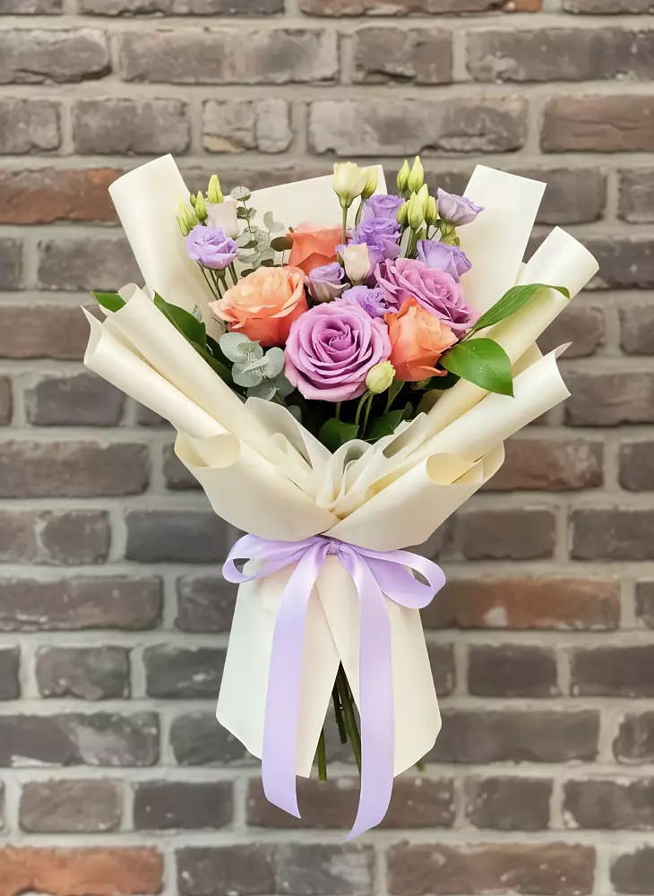 Букет цветов из: Лизиантусы и Розы в Сколково