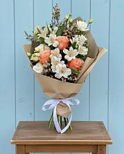 Букет цветов из:  Альстромерии, Лизиантусы, Розы и Хризантемы в Сколково