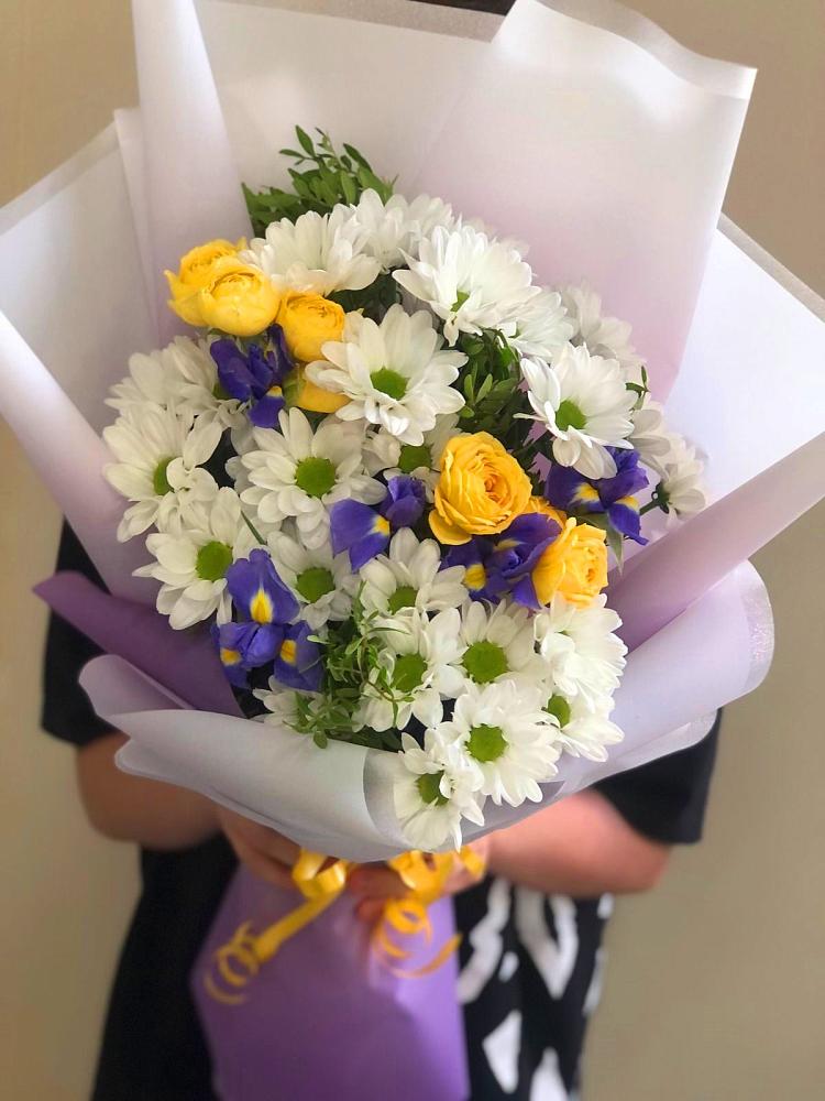 Букет цветов из: Ирисы, Хризантемы и Розы в Сколково