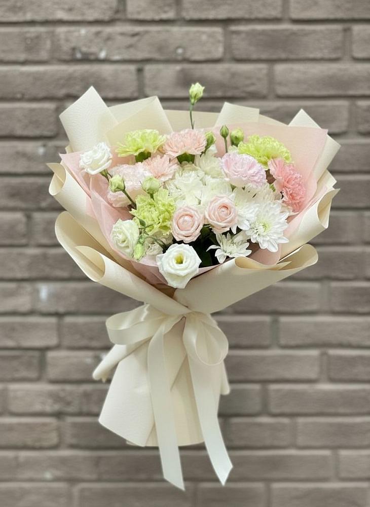 Букет цветов из: Гвоздики, Розы, Лизиантусы и Хризантемы в Сколково