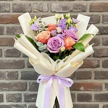 Букет цветов из:  Лизиантусы и Розы в Сколково