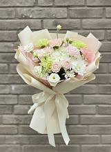 Букет цветов из:  Гвоздики, Розы, Лизиантусы и Хризантемы #REPLACE_PRED# Сколково