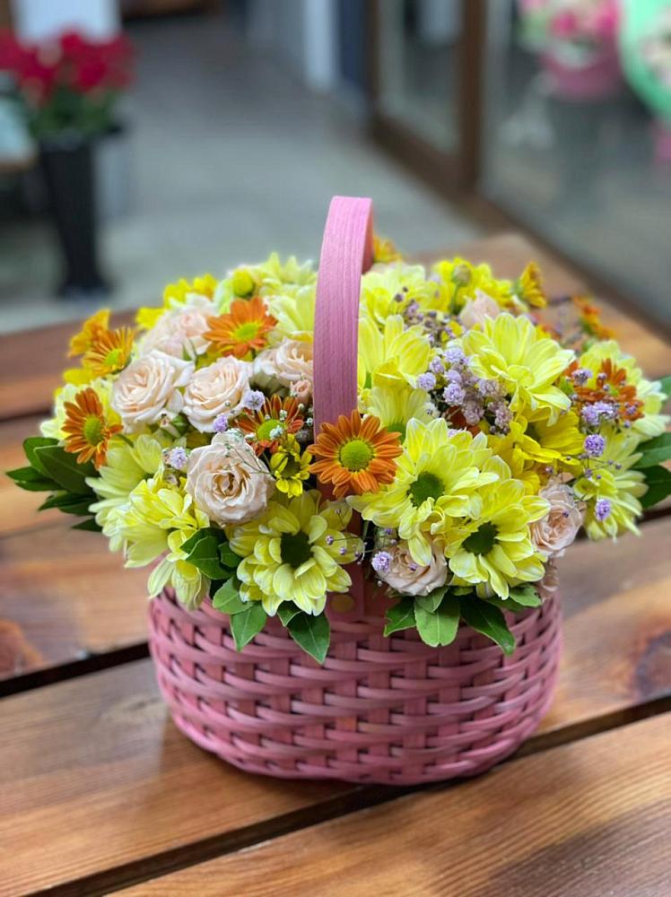 Цветочная композиция из Хризантемы и Розы в корзине в Сколково
