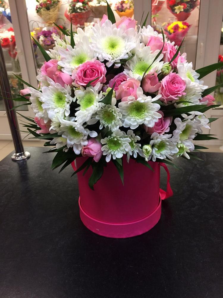 Цветочная композиция из Розы и Хризантемы в шляпной коробке в Сколково