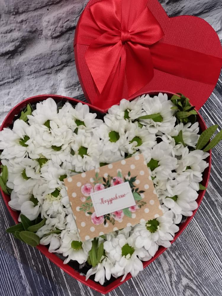 Цветочная композиция из Хризантемы в виде сердца в Сколково