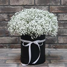 Цветочная композиция из Гипсофила в шляпной коробке в Сколково