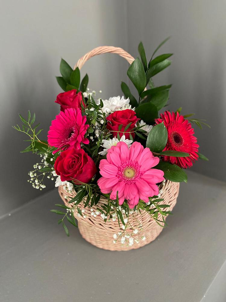 Цветочная композиция из Розы, Хризантемы и Герберы в корзине в Сколково