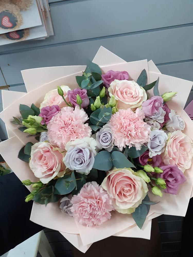 Букет цветов из: Розы, Гвоздики и Лизиантусы в Сколково