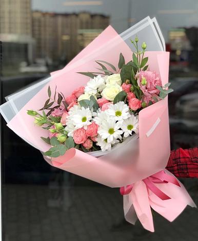 Букет цветов из: Розы, Лизиантусы и Хризантемы в Сколково