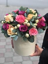 Цветочная композиция из Розы в шляпной коробке в Сколково
